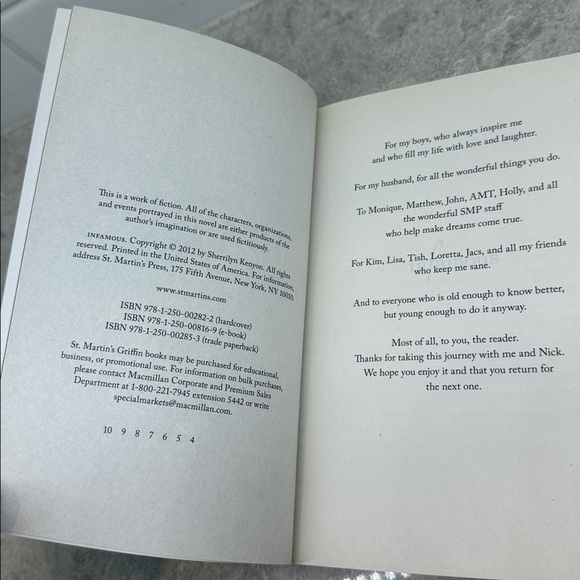 Infamous by Sherrilyn Kenyon Paperback Book. Like New. - Picture 6 of 6